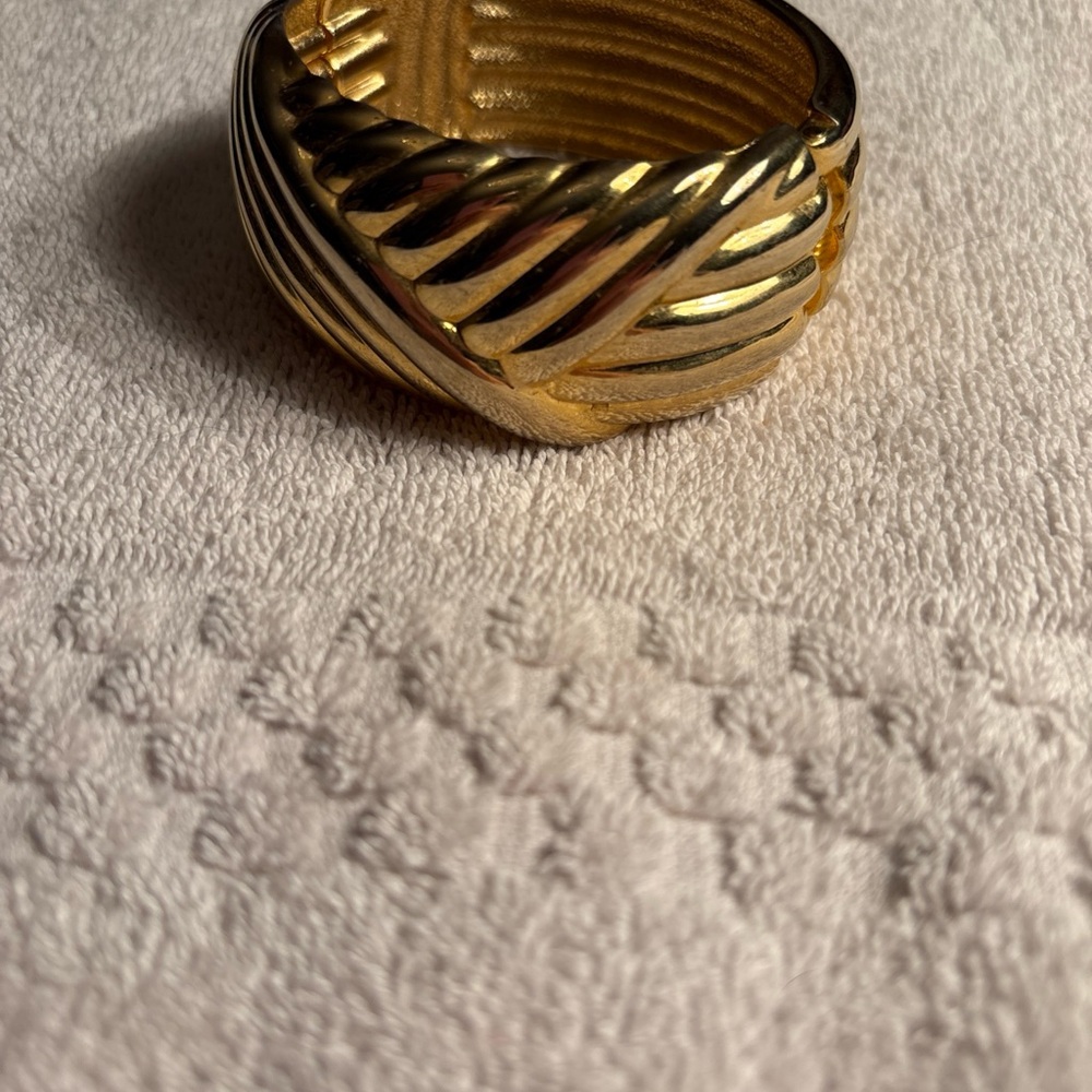 LOVELY VINTAGE HINGED CLAMPER BRACELET, GOLD-TONE